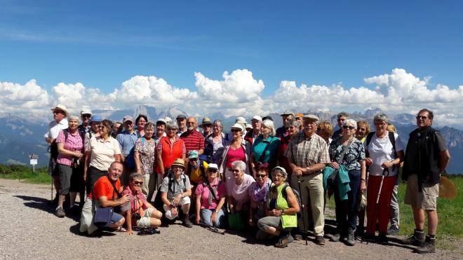 Die Reisegruppe auf dem Rittener Panoramaweg mit dem Blick auf die Dolomiten