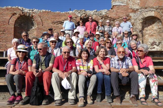 Die Reisegruppe des Bürgerforums im griechischen Theater von Taormina